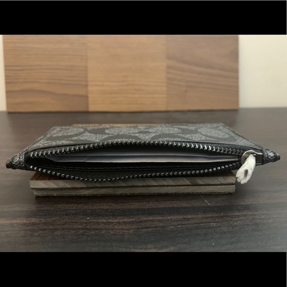 ‼️SOLD‼️COACH New Zip Card Case in Signature Canvas - Picture 5 of 9